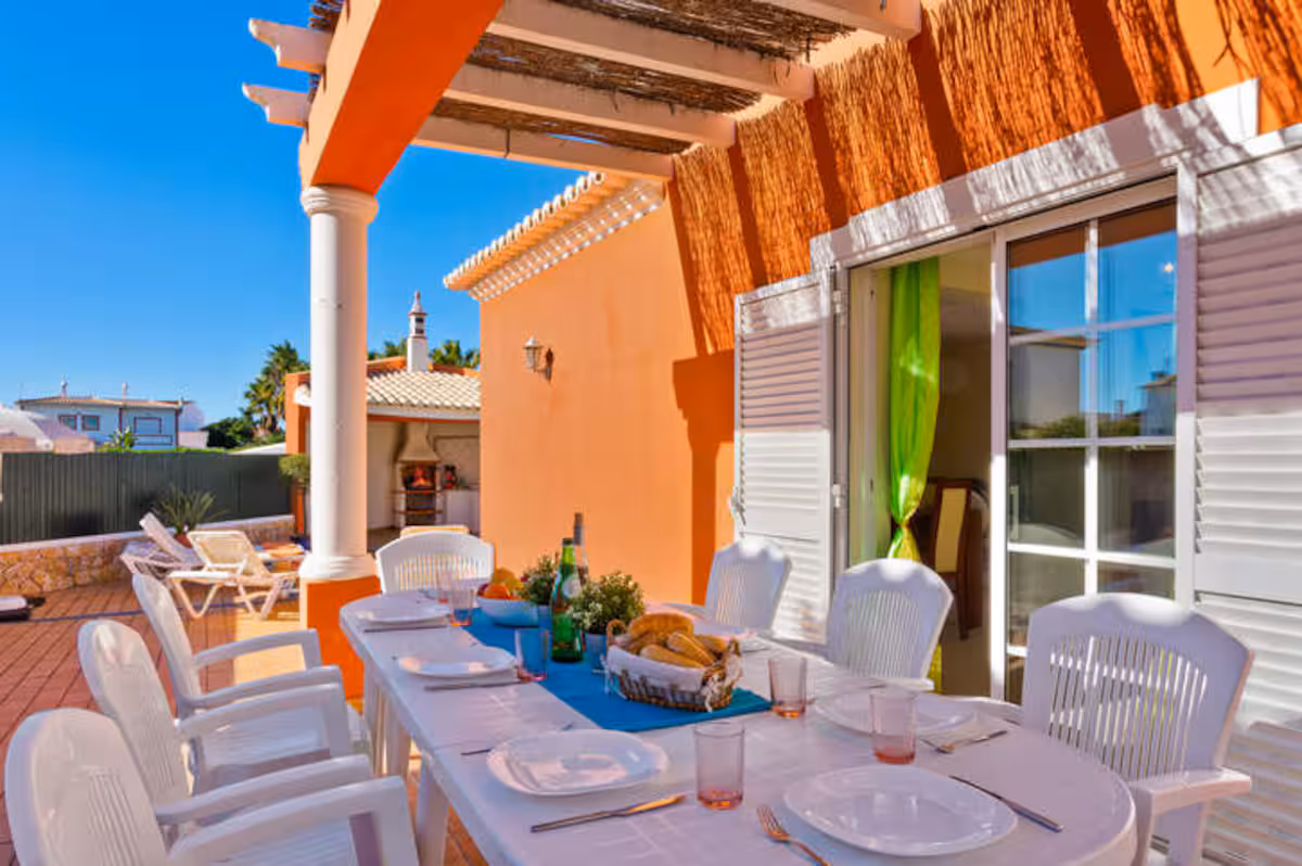 Covered terrace with dining table
